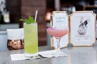 Cặp đôi hạnh phúc trong tiệc cocktail đám cưới cùng âm nhạc du dương