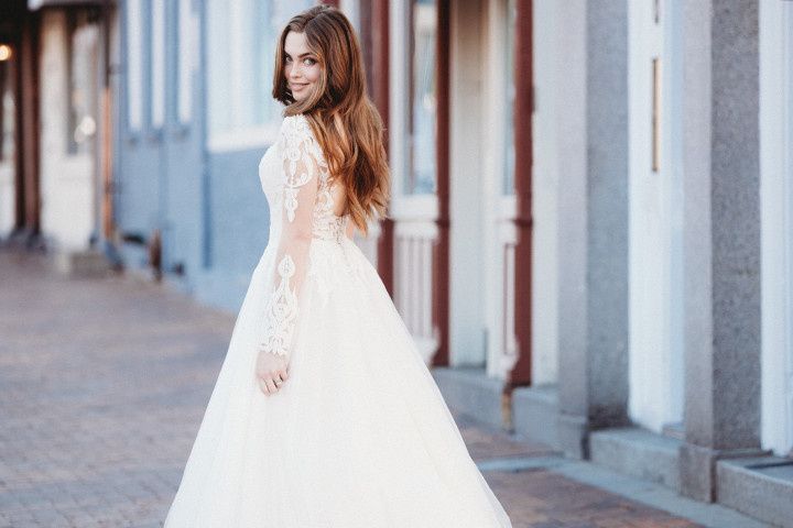 44 Thoughts Every Bride Has While Wedding Dress Shopping