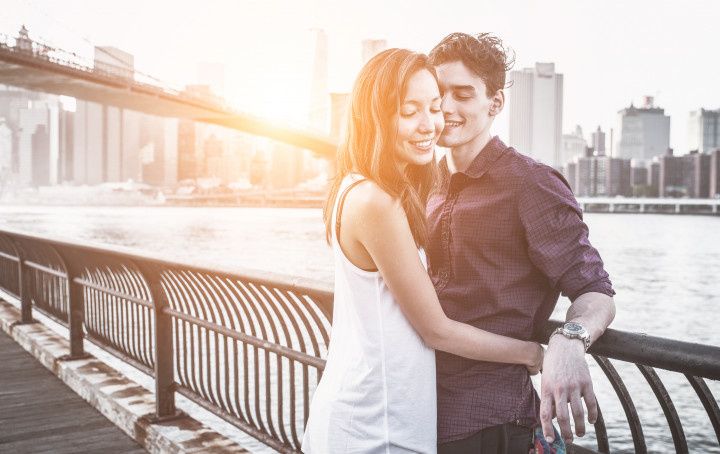 happy couple nyc skyline