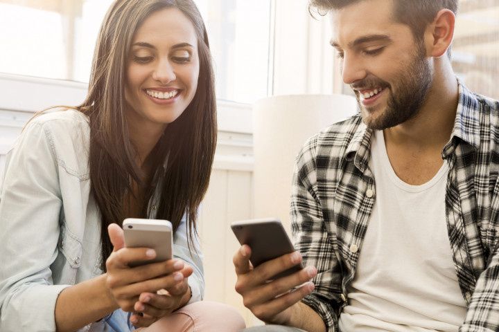 couple using cell phones