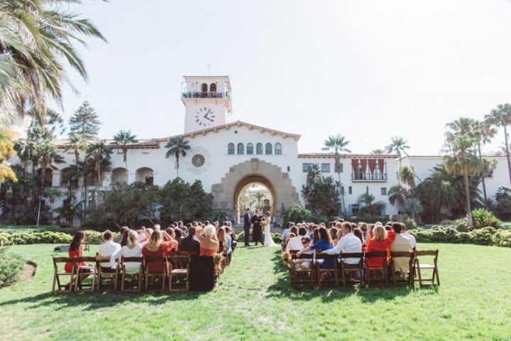 outdoor wedding ceremony on the lawn at Santa Barbara County Courthouse