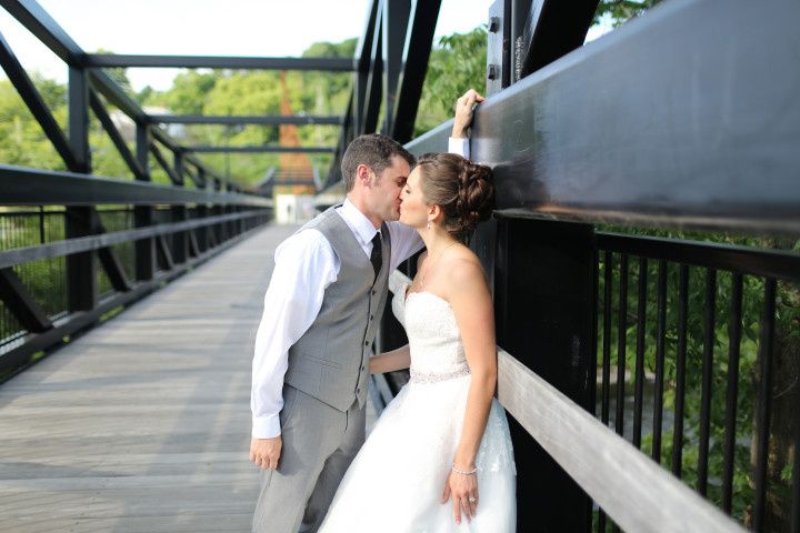 wedding couple kissing new hampshire bridge