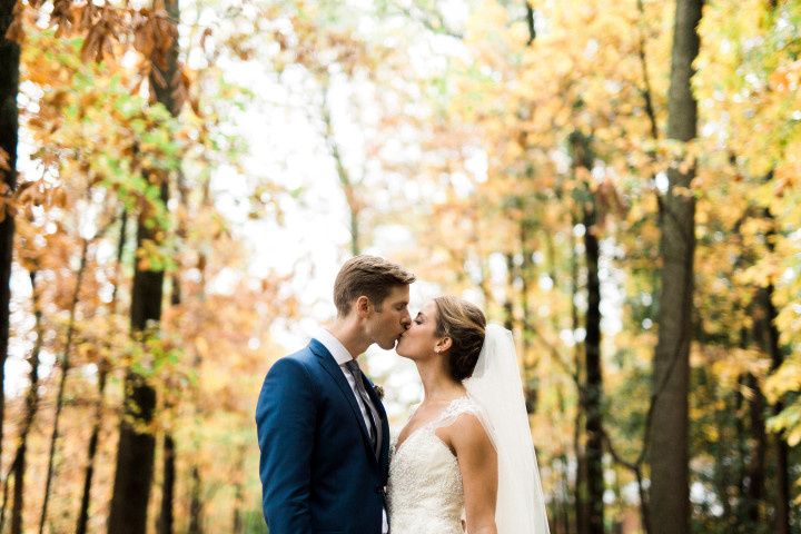 couple kissing fall wedding