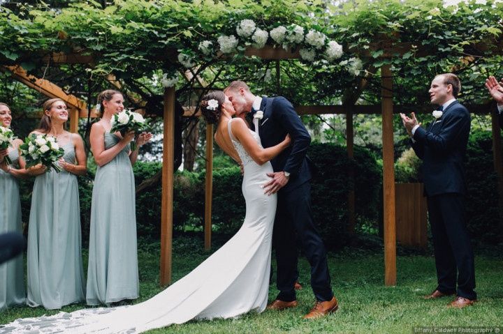 couple kissing at garden wedding