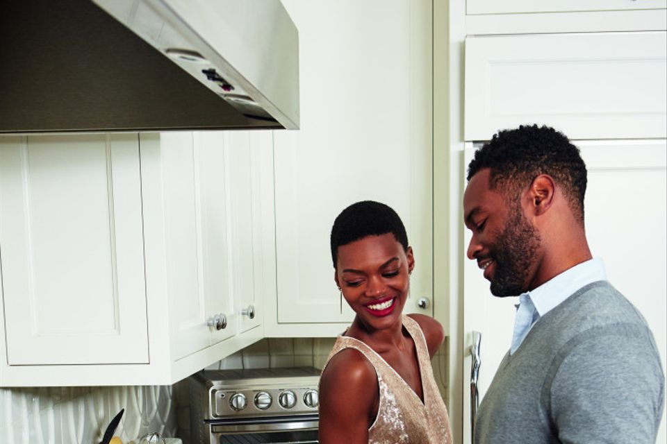 https://cdn0.weddingwire.com/article-gallery-o/00000/3_2/960/jpg/editorial-images-2019/5-may/kim/macys/cooking-couple.jpeg