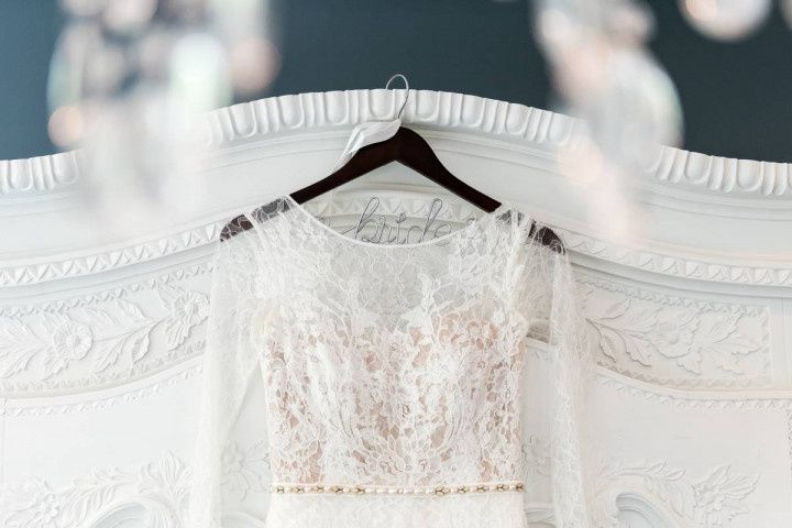 10 Beautiful Wedding Dress Hangers - Chic Vintage Brides : Chic