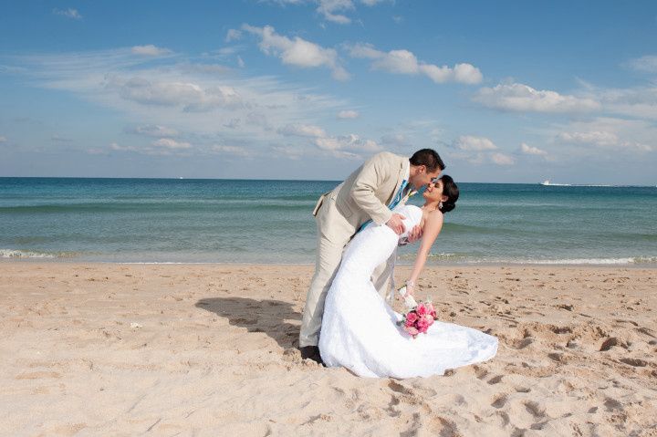 couple on beach emindee images