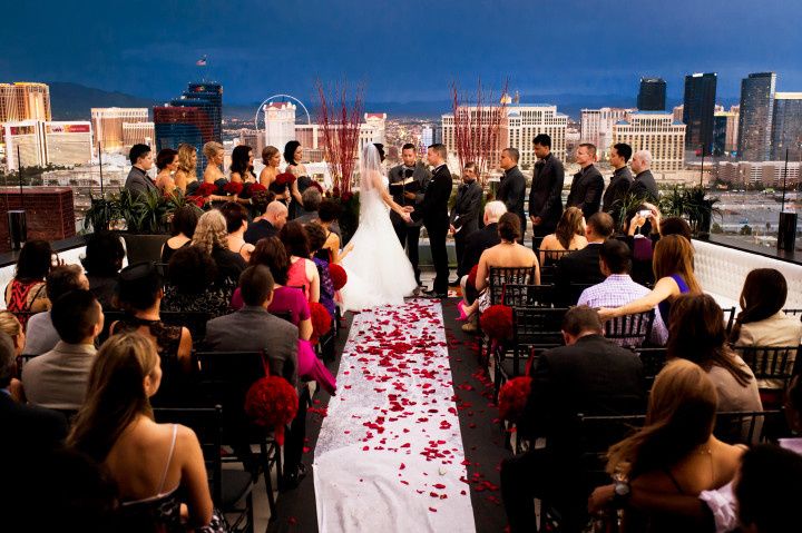 10 Amazing Las Vegas Wedding Dresses