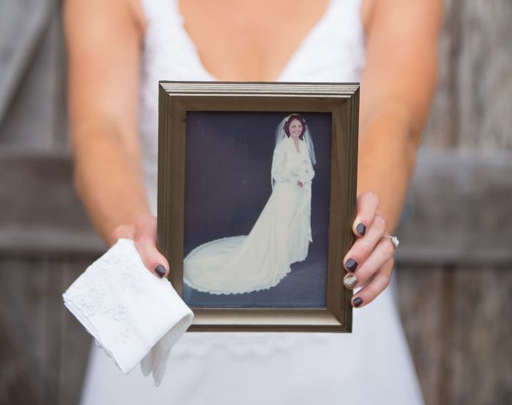 bride holding photo of mother 