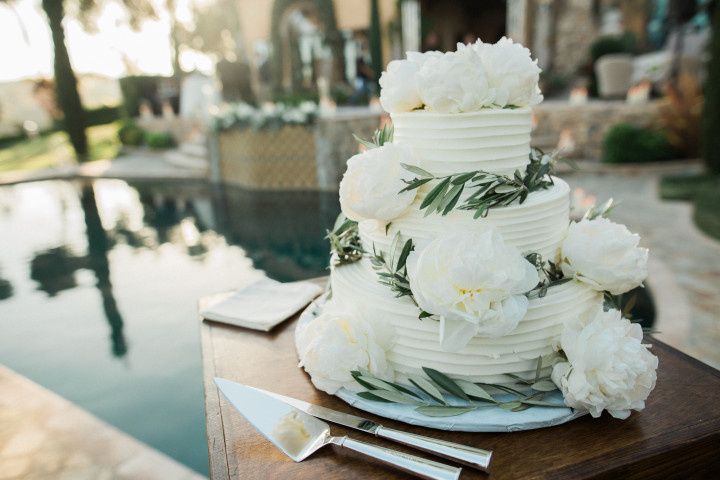 wedding cake with greenery 