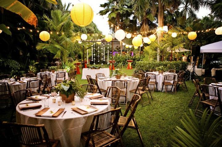 outdoor reception at oahu wedding venue with twinkle lights and yellow paper lantern decor
