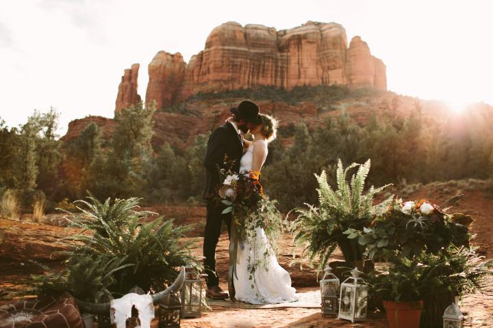 couple kissing in desert wedding