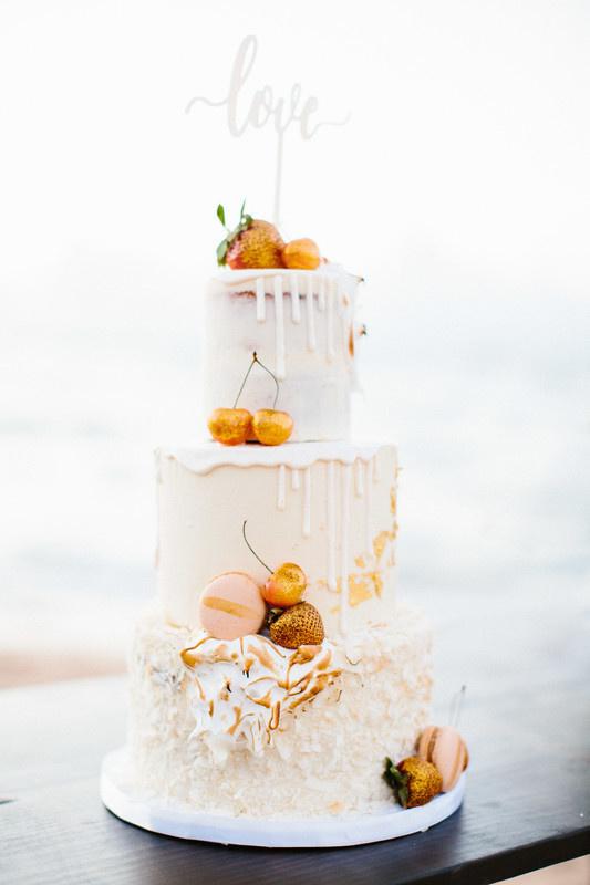 Pick Your Favourite Between These Wedding Cakes To Know Which Star Sign You  Will Marry