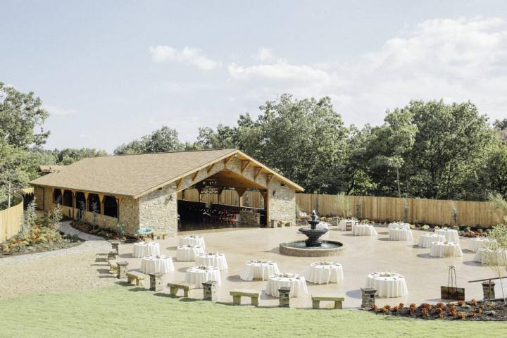 8 Stunning Outdoor Wedding Venues Near Tulsa