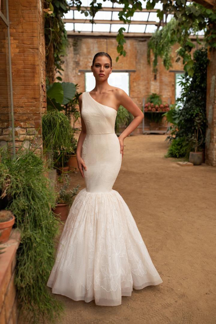 17 One-Shoulder Wedding Dresses for Every Type of Bride