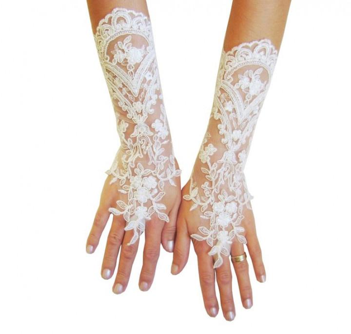 https://cdn0.weddingwire.com/article-gallery-o/00000/original/1280/jpg/editorial-images-2019/5-may/kim/glovesbyjana-long-ivory-wedding-gloves-etsy.jpeg