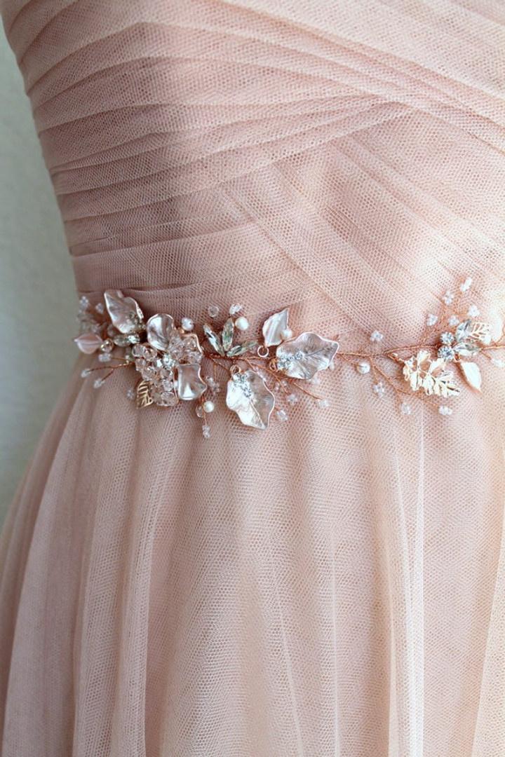 https://cdn0.weddingwire.com/article-gallery-o/00000/original/1280/jpg/editorial-images-2019/5-may/kim/ingenueb-rose-gold-sash-etsy.jpeg