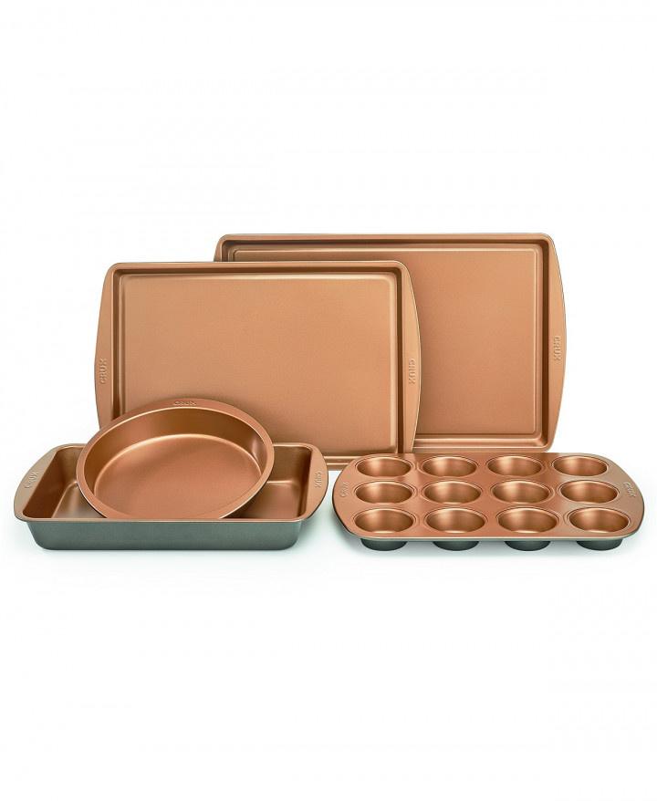 https://cdn0.weddingwire.com/article-gallery-o/00000/original/1280/jpg/editorial-images-2019/5-may/kim/macys/bakeware.jpeg