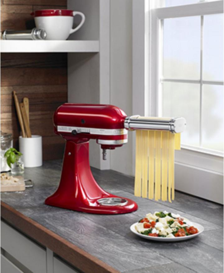 https://cdn0.weddingwire.com/article-gallery-o/00000/original/1280/jpg/editorial-images-2019/5-may/kim/macys/pasta-maker.jpeg