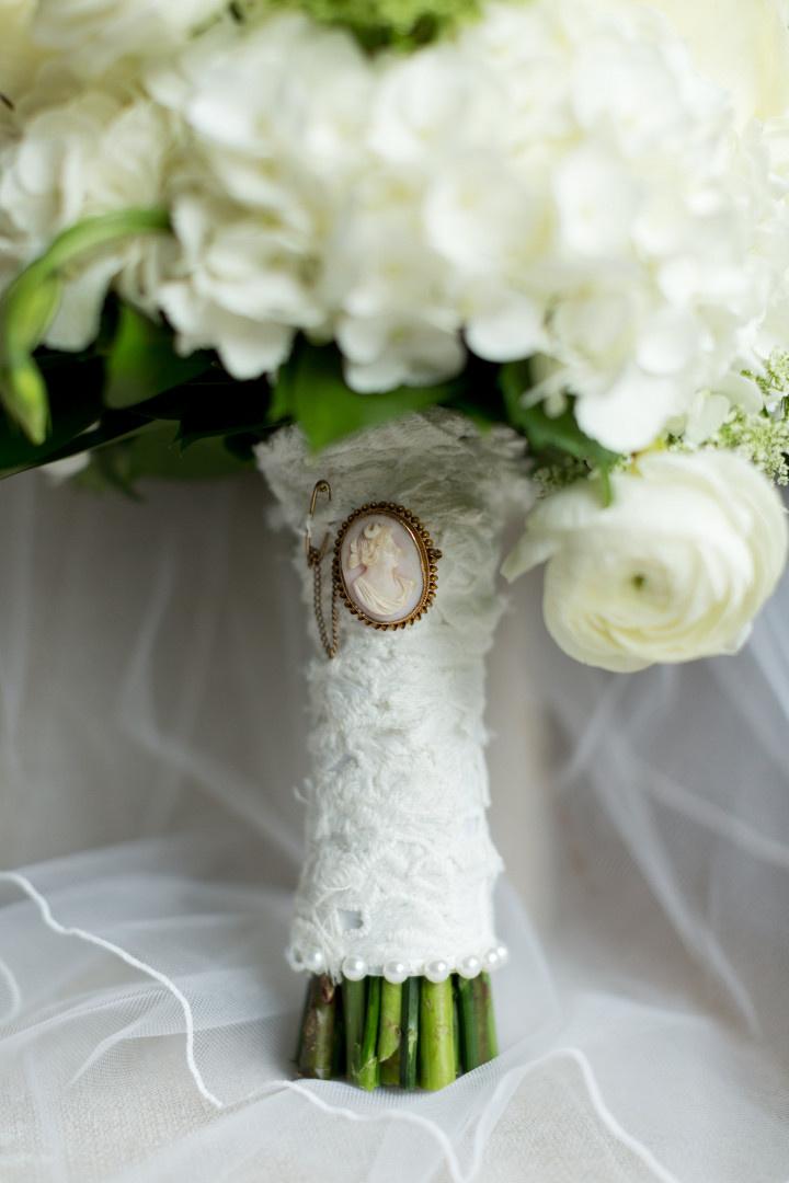 14 Pretty Ideas For Wrapping Your Wedding Bouquet