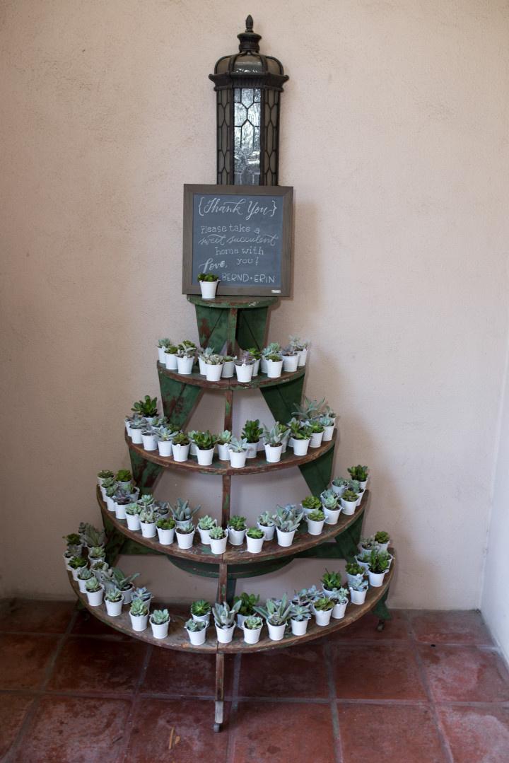 10 Creative Wedding Favor Display Ideas