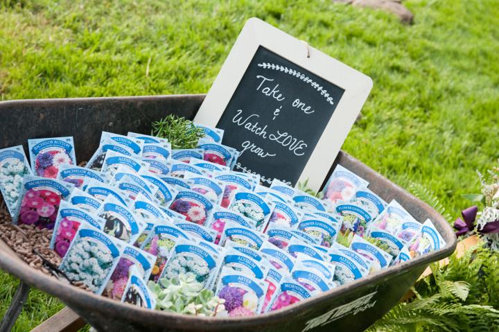 10 Creative Wedding Favor Display Ideas