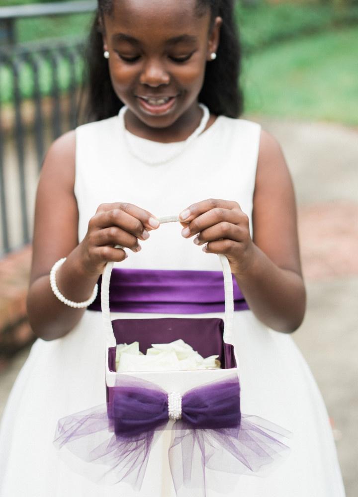 What color dress outlet does flower girl wear