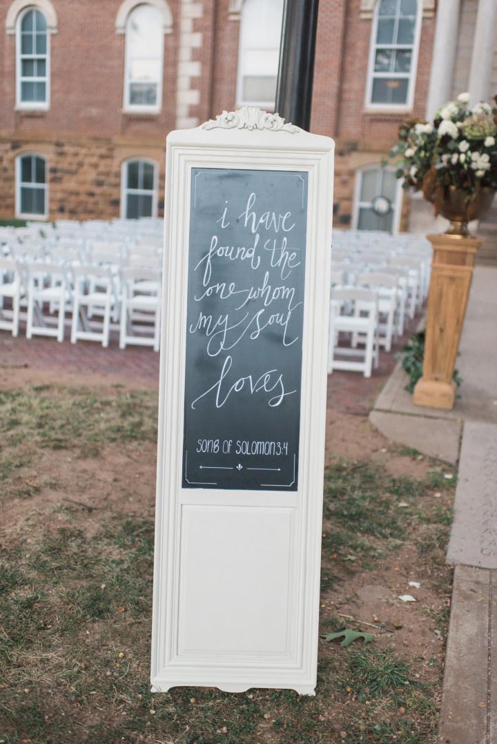 13 Wedding Sign Ideas to Personalize Your Decor