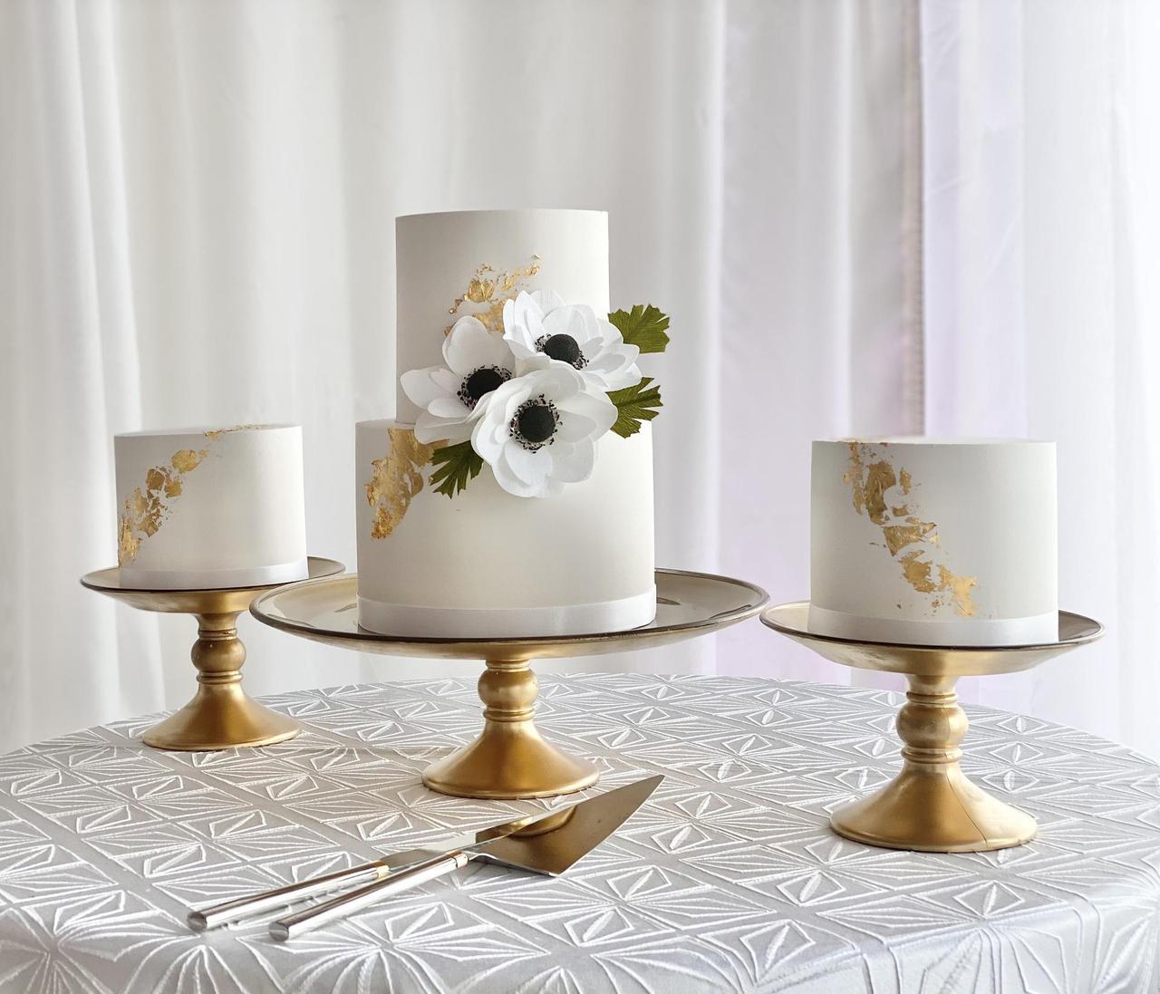 2021 Wedding Cake Trends + Unique Cake Topper Ideas