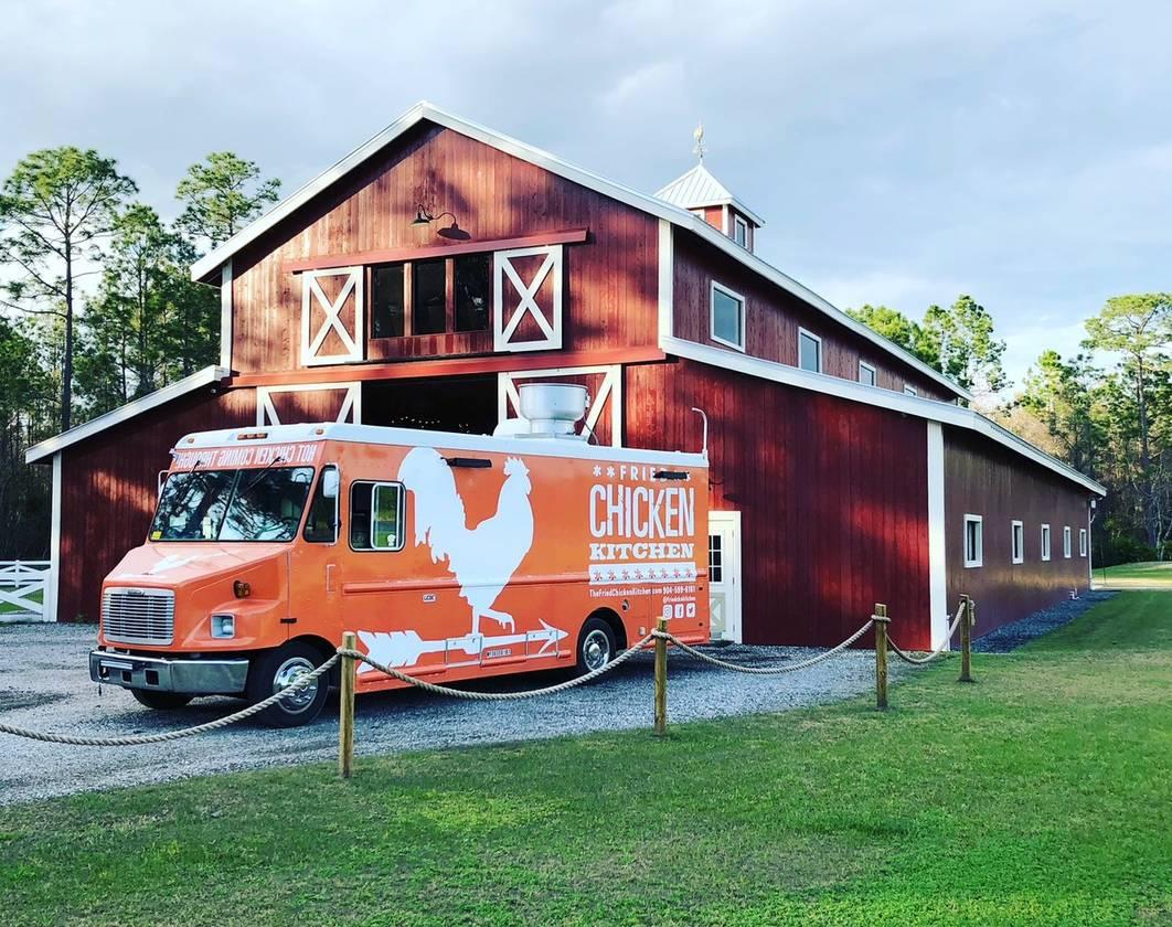 https://cdn0.weddingwire.com/article/1047/original/1280/jpg/17401-food-truck-fried-chicken-kitchen.jpeg