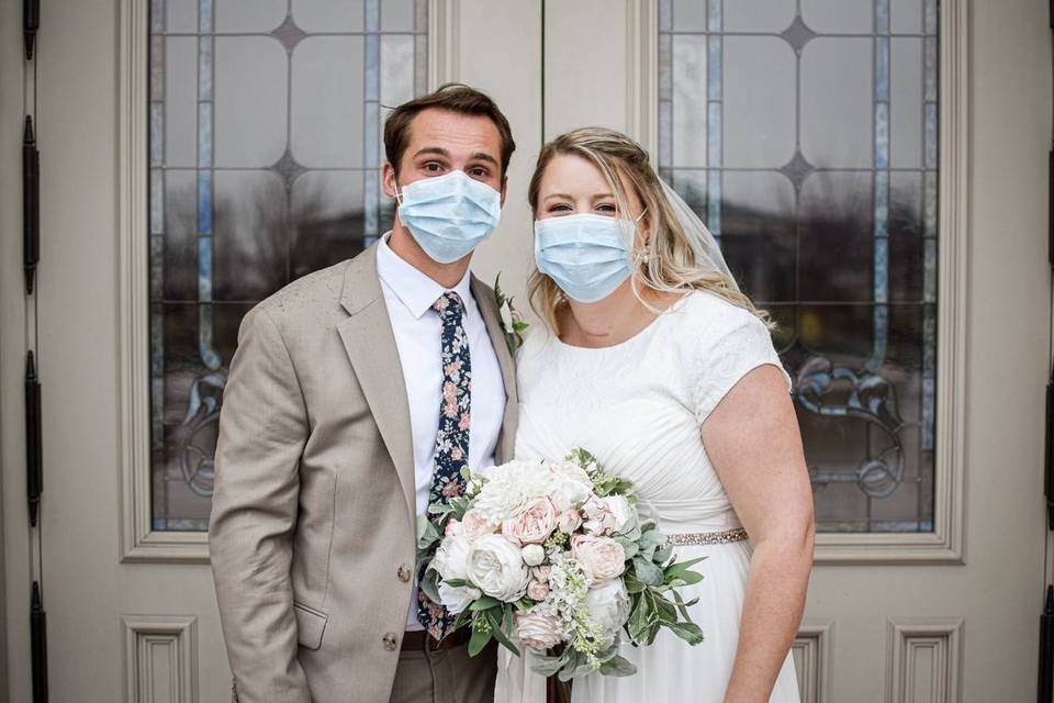 wedding couple wearing masks