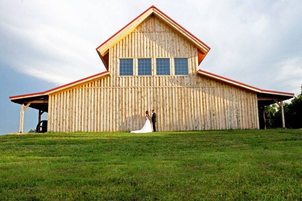 wedding couple with barn