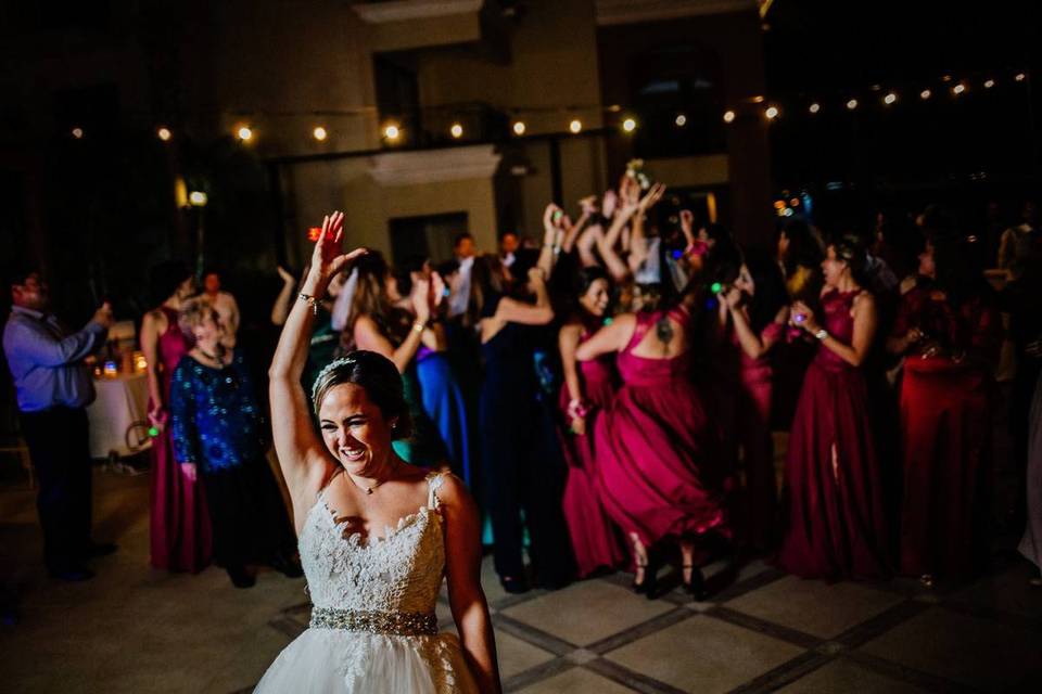 bouquet toss