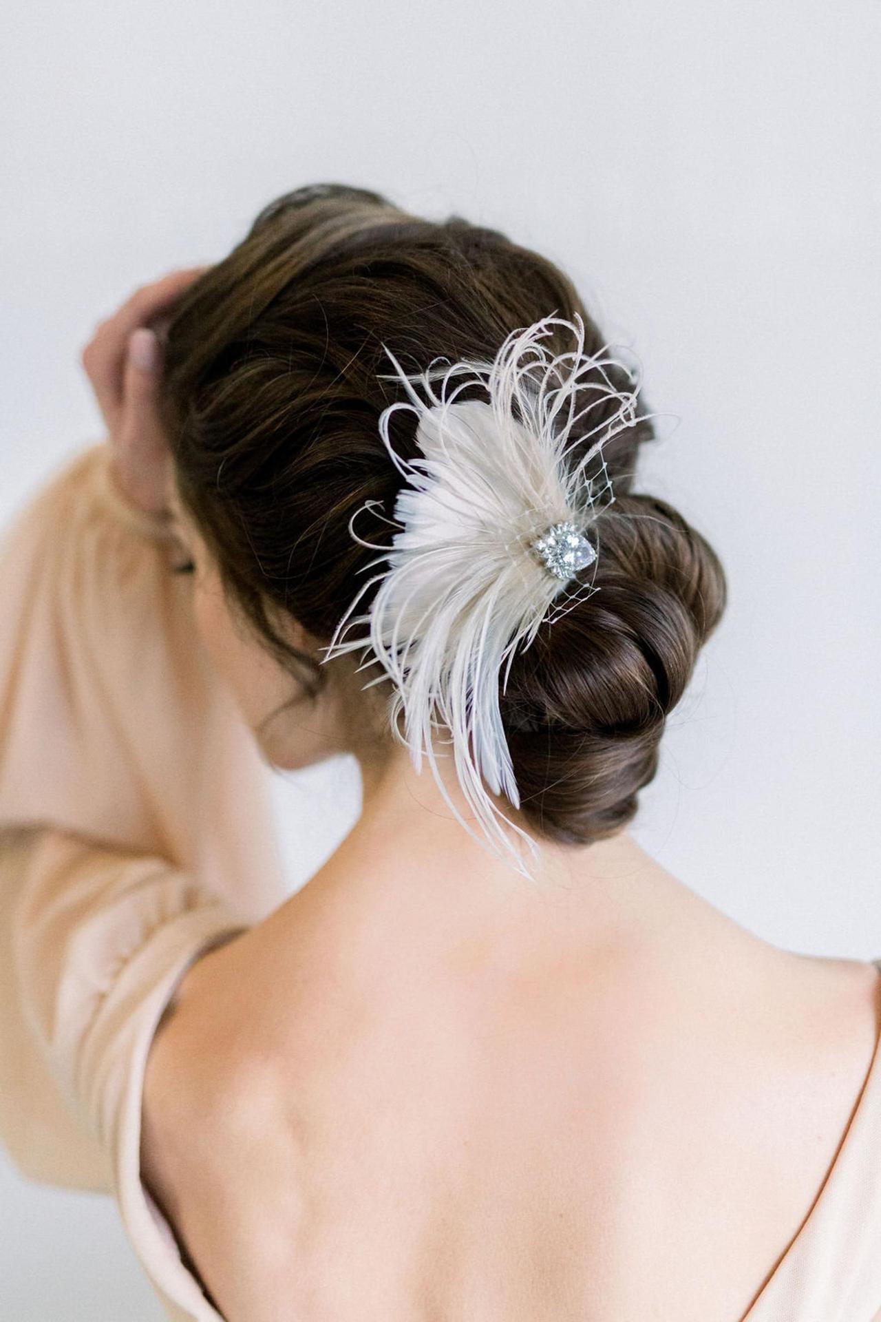 https://cdn0.weddingwire.com/article/1631/original/1280/jpg/11361-feather-headpiece.jpeg