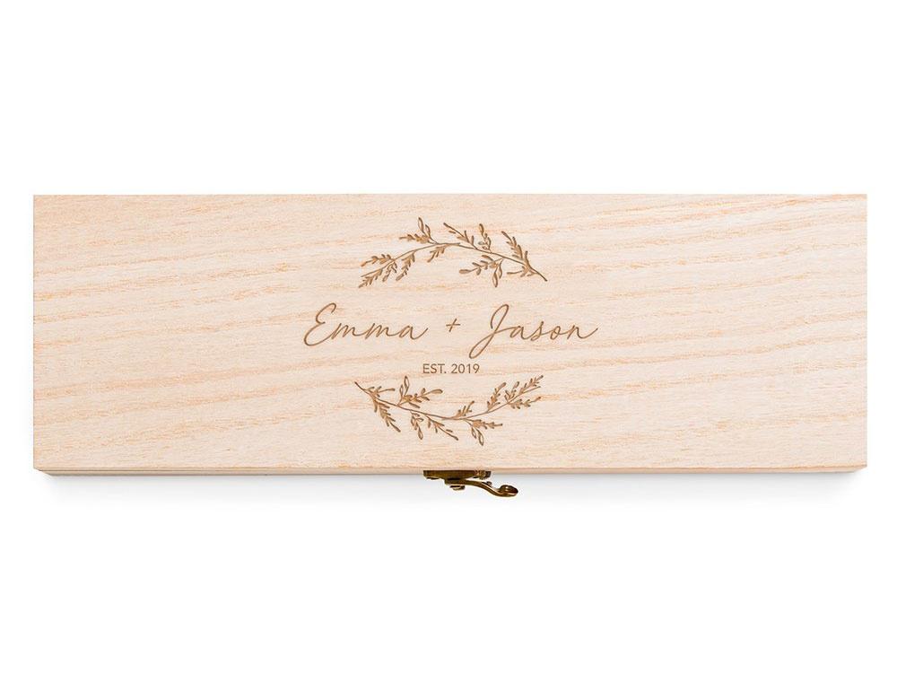 Wooden wine box engraved with couple