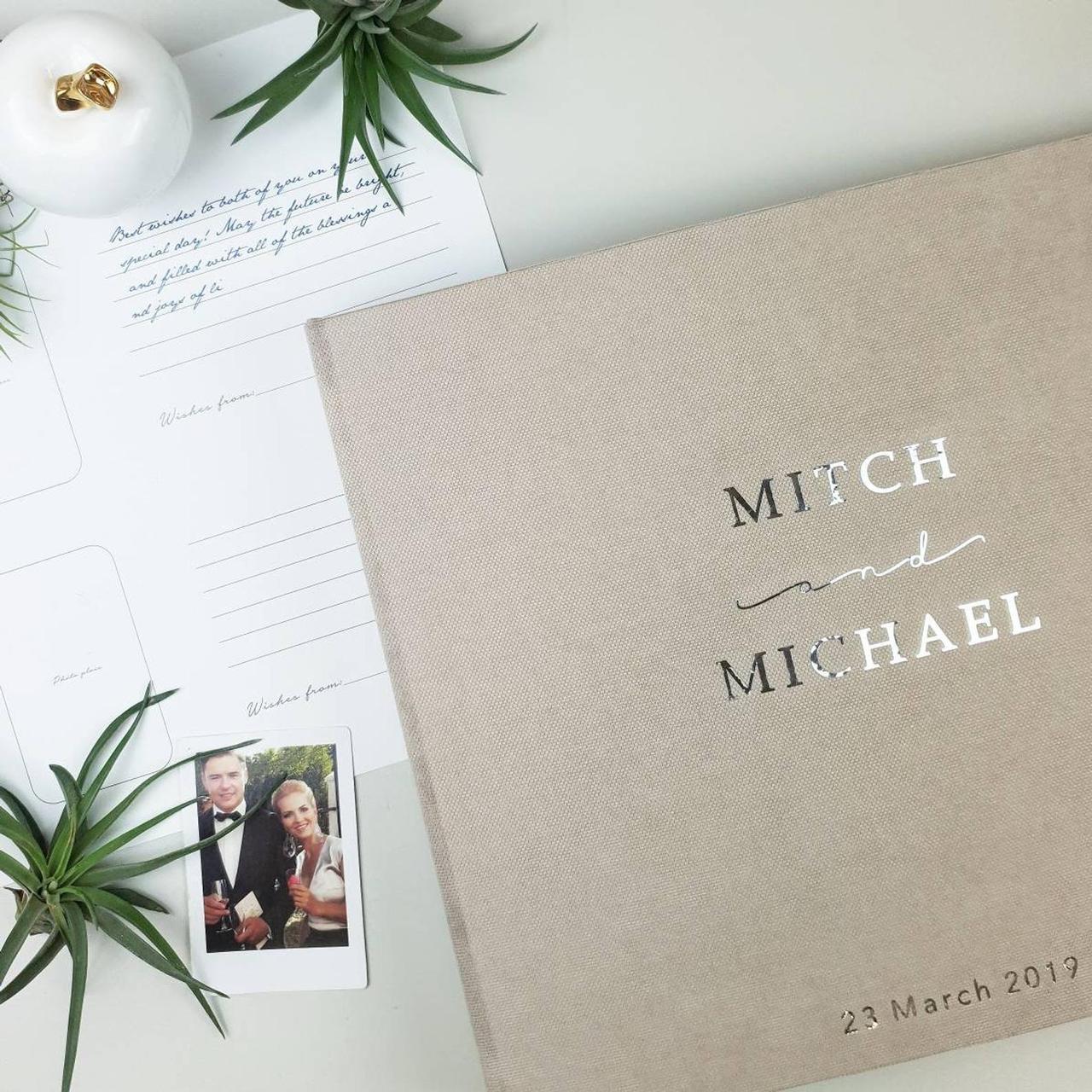 https://cdn0.weddingwire.com/article/1802/original/1280/jpg/12081-1-unique-wedding-guest-book.jpeg