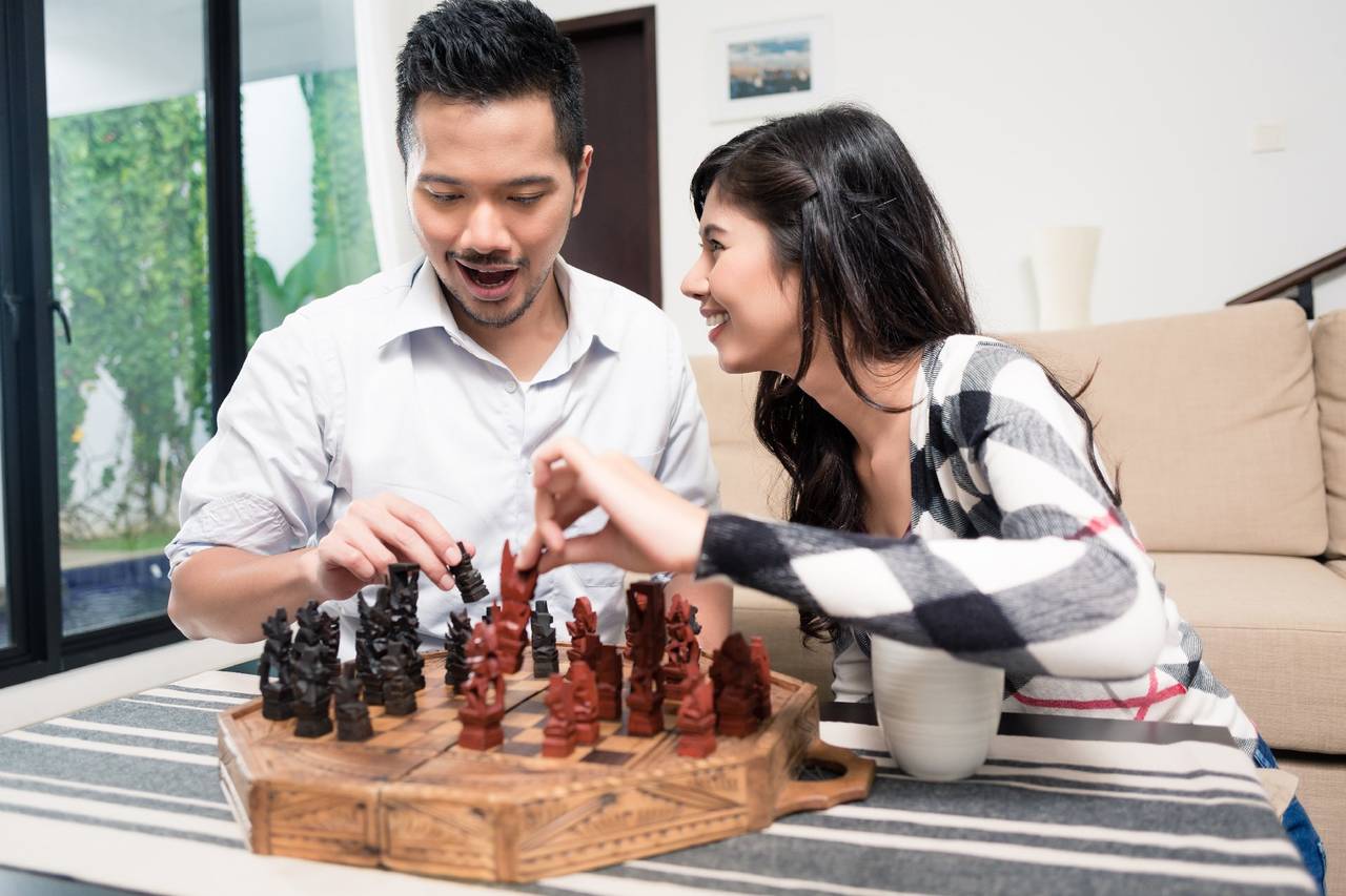 26 Fun Couple Games to Play at Home Together