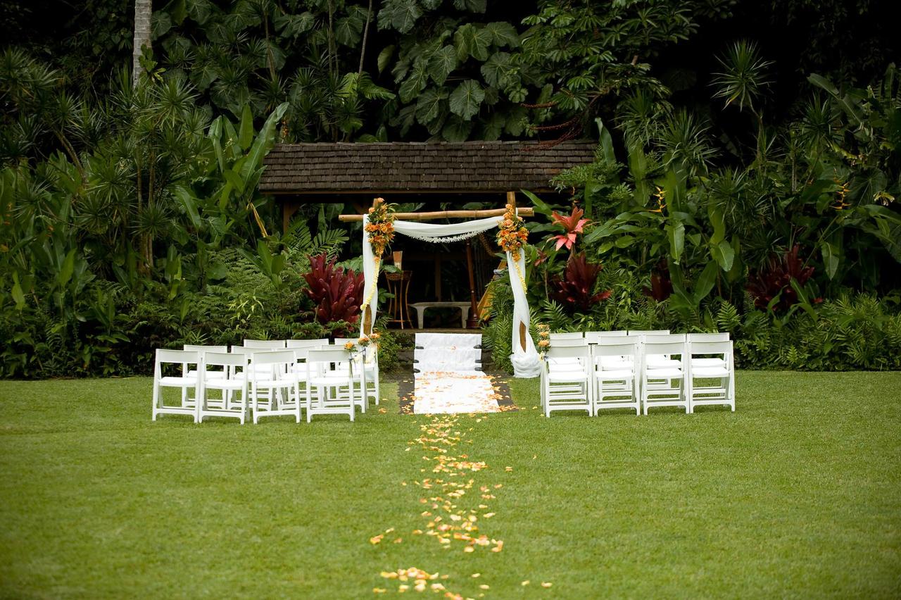 tropical hawaii wedding ceremony