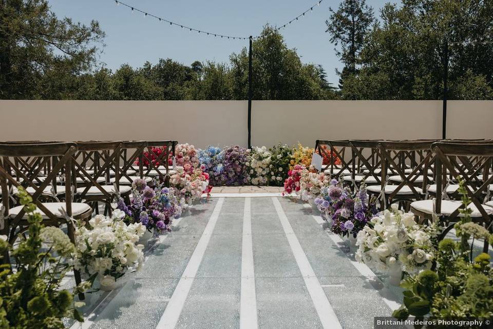 How to Choose Wedding Decorations That Fit Your Vibe & Budget
