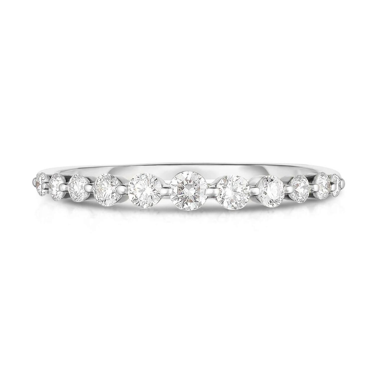 Graduated diamond engagement ring