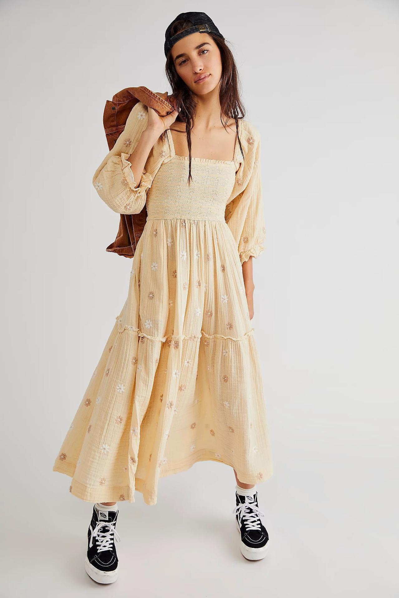 Maxi dress with puff sleeves and embroidered flowers