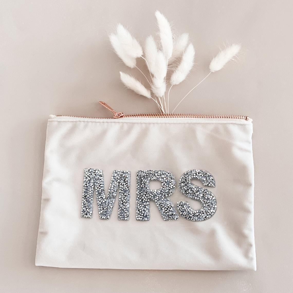 https://cdn0.weddingwire.com/article/3276/original/1280/jpg/16723-10-etsy-modpparty-cosmetic-bag-bachelorette-party-gift-ideas.jpeg