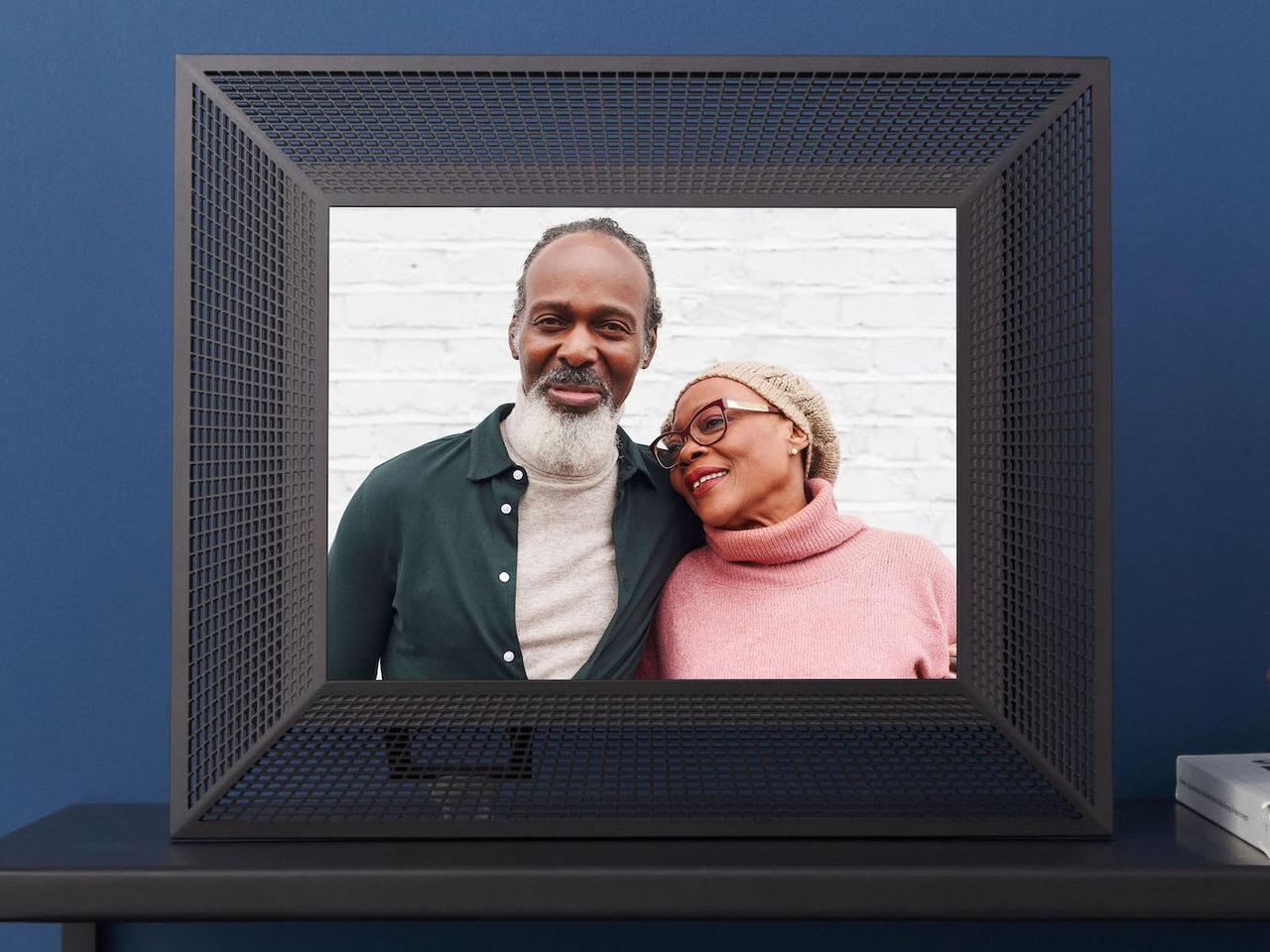 Цифровая фоторамка с черной сеткой, показывающая изображение пары