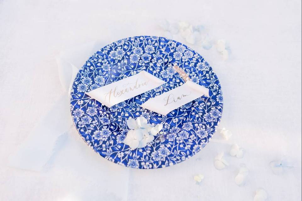 Here's the Difference Between Wedding Place Cards and Escort Cards