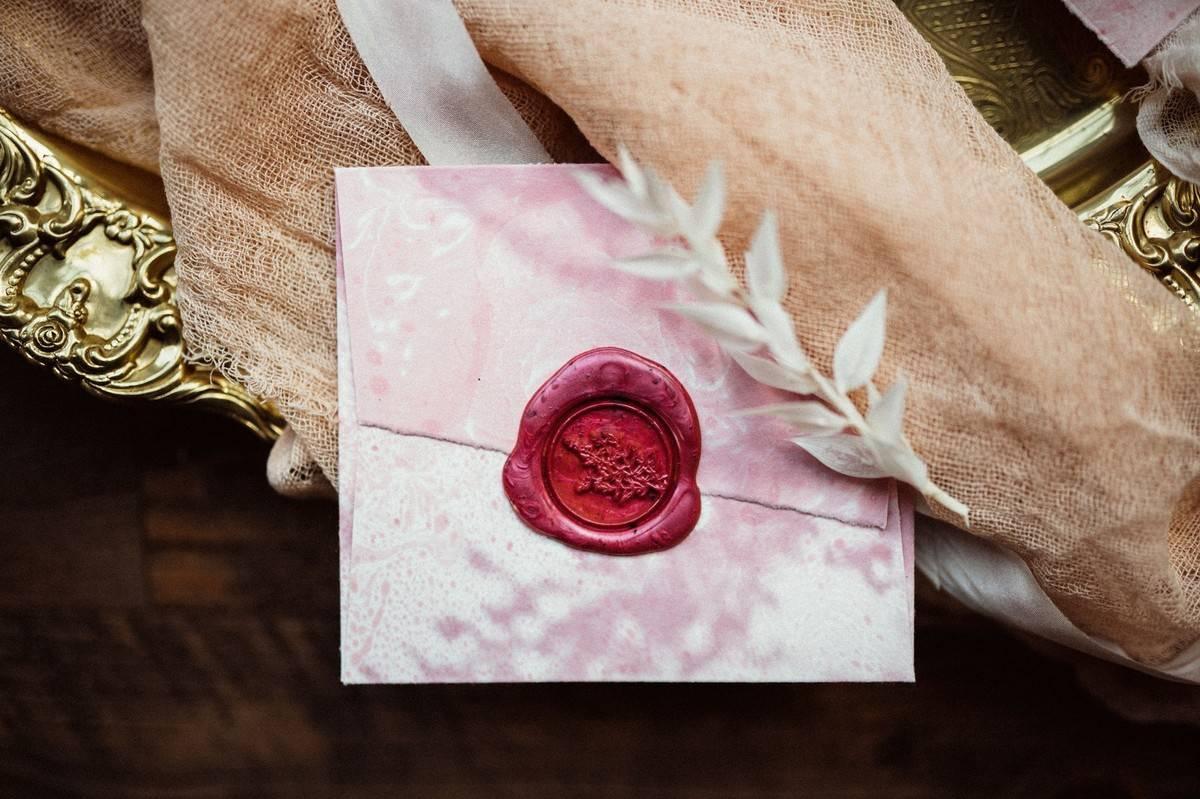 How to Use Wax Seal Stamps for Wedding Invitations