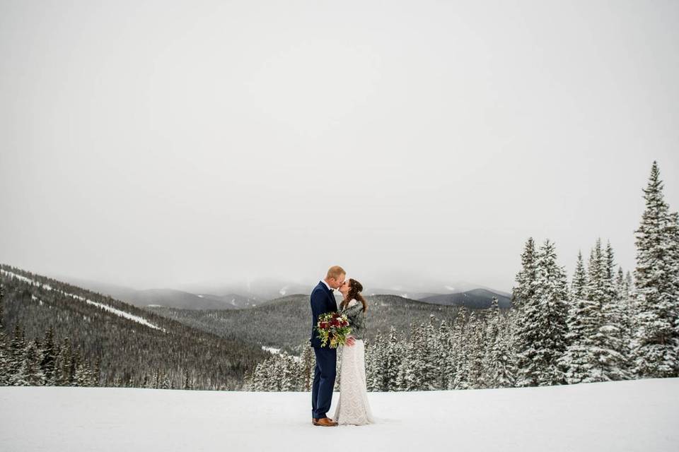 winter wedding couple kissing