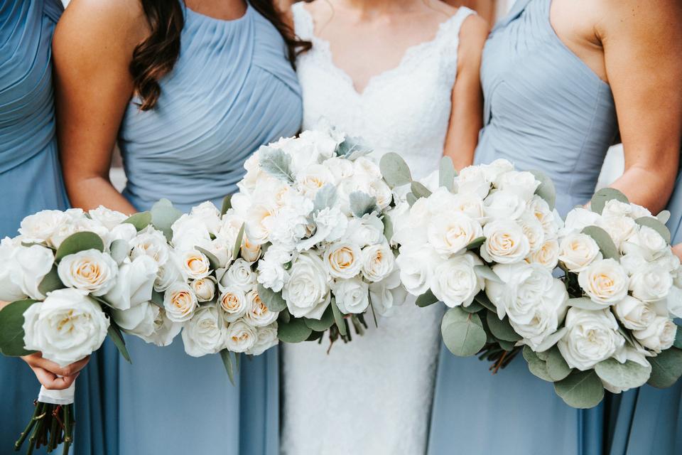 21 Beach Wedding Bouquets to Carry at Your Waterfront Ceremony