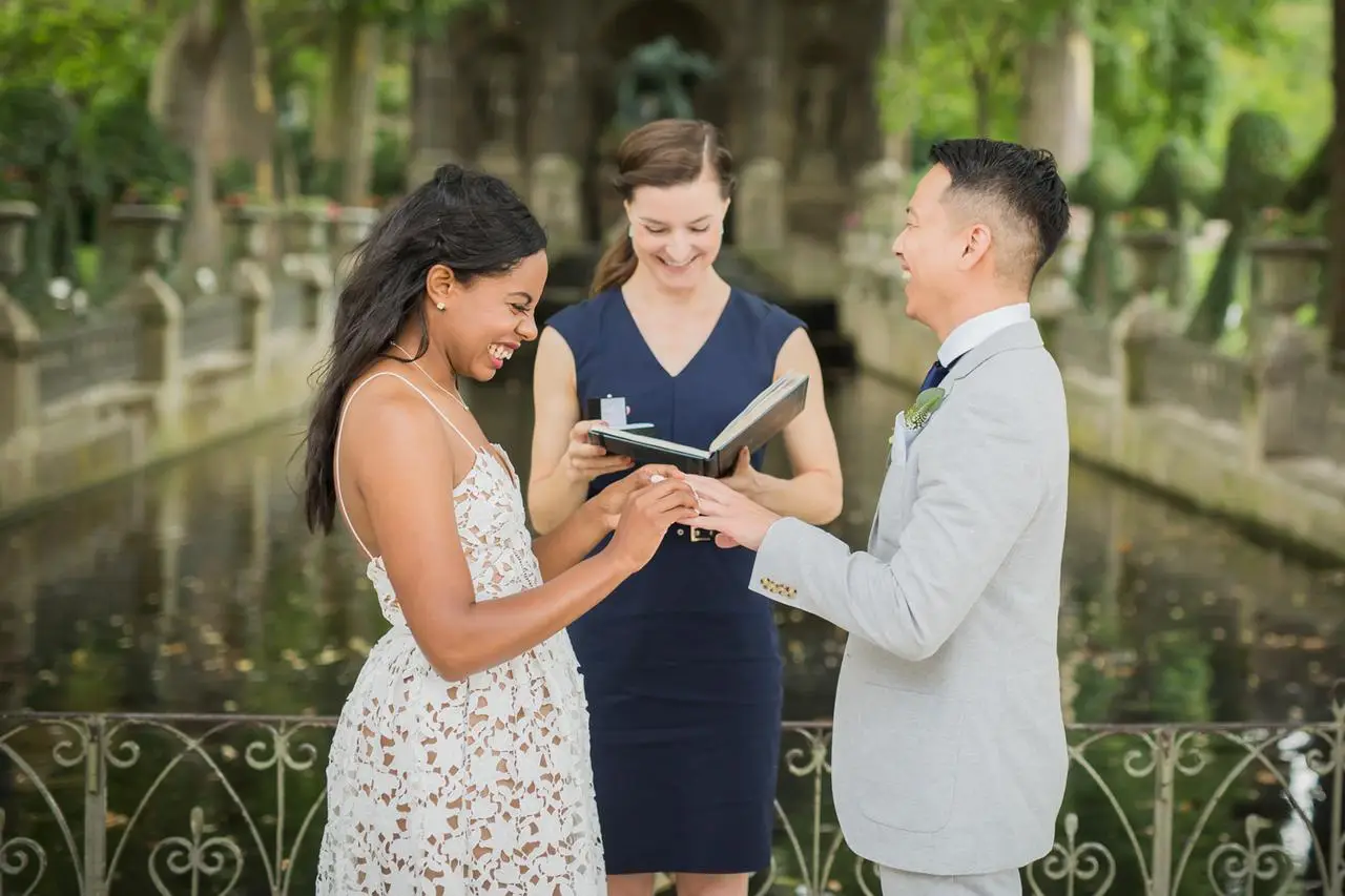 https://cdn0.weddingwire.com/article/3712/3_2/1280/jpg/22173-officiant-the-paris-officiant.webp