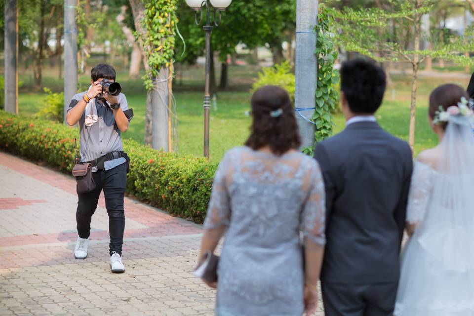 wedding photographer taking pictures