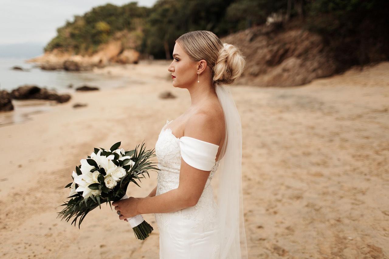 28 Beach Wedding Hairstyles For a Weatherproof Look